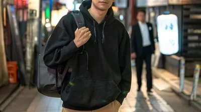 【朗報】人気モデル(21)「パーカー論争はおばさんがおじさん煽ってるだけ。好きな服を着ればいい」
